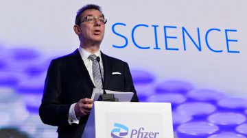 El CEO de Pfizer pronosticó este domingo que la "vida normal" podría regresar en un año gracias a las vacunas contra el COVID-19.