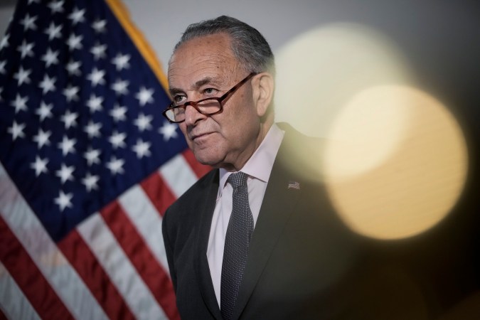 El líder de la mayoría en el Senado, Chuck Schumer, ha buscado las formas para evitar el cierre del gobierno.