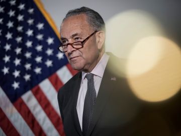 El líder de la mayoría en el Senado, Chuck Schumer ha buscado las formas para evitar el cierre del gobierno.