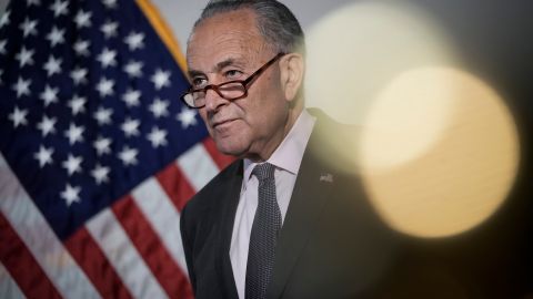 El líder de la mayoría en el Senado, Chuck Schumer ha buscado las formas para evitar el cierre del gobierno.