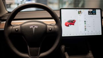 El interior de un Tesla Model 3. El sistema de autopiloto volvió a ser noticia.