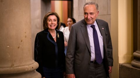 Nancy Pelosi y Chuck Schumer durante un evento público.