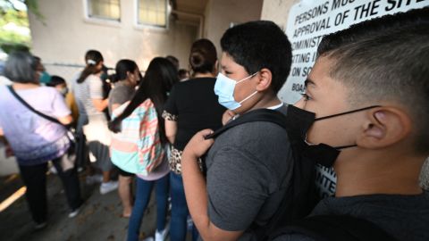 CDC sostiene que el uso de mascarillas ayuda a prevenir el contagio con COVID-19.