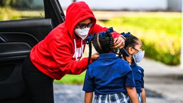 El mandato para ya no usar mascarillas en exteriores permanece en las escuelas de LA esta semana. (Getty Images)