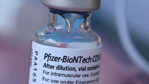 FDA aprobó la tercera dosis de Pfizer contra el COVID-19 en personas mayores y en riesgo