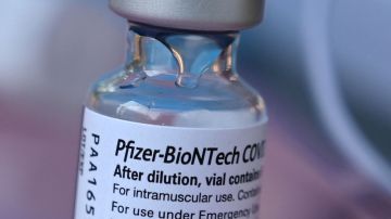FDA aprobó la tercera dosis de Pfizer contra el COVID-19 en personas mayores y en riesgo