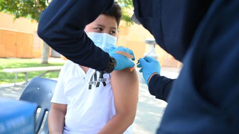 Las personas de 12 años de edad o más, incluyendo embarazadas, pueden recibir la vacuna. / foto: Getty.