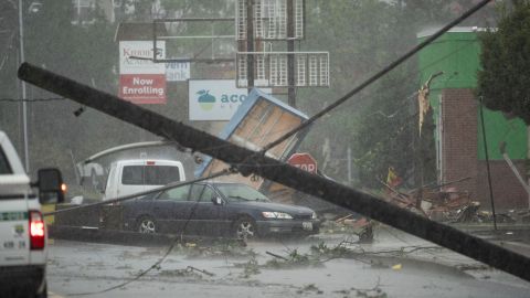 Trabajadores examinan los daños de un tornado causado por Ida, en Annapolis, Maryland.