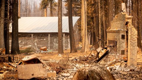 Una casa destruida y otra que resistió el fuego en Twin Bridges.