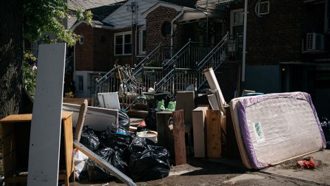 Vecinos sacan artículos dañados dañados por las inundaciones en Queens, Nueva York. /Foto> Scott Heins/Getty Images