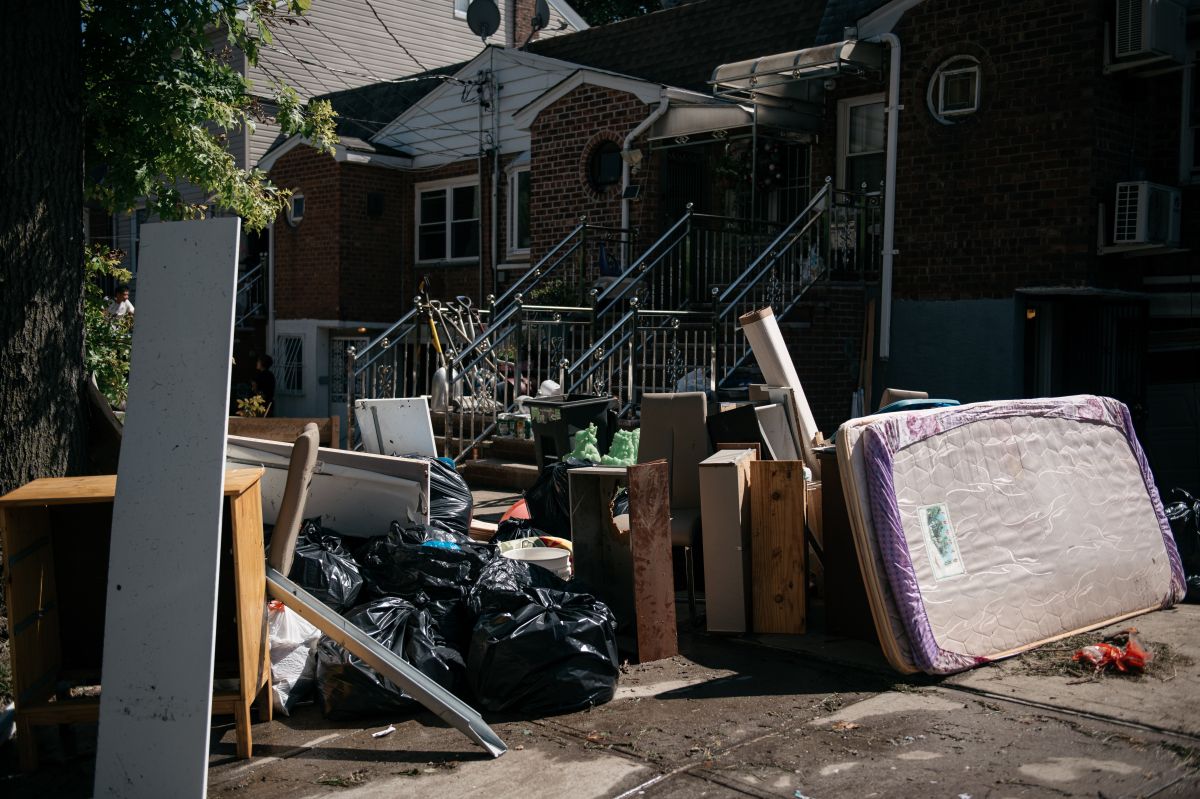 Vecinos sacan artículos dañados dañados por las inundaciones en Queens, Nueva York. /Foto> Scott Heins/Getty Images