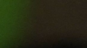 Una mujer paga con bitcoin en El Salvador.