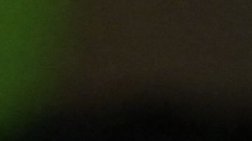 Una mujer paga con bitcoin en El Salvador.