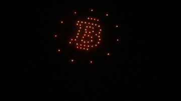 150 drones iluminan el cielo para celebrar el uso del Bitcoin en El Salvador.
