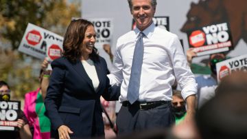 Kamala Harris apoyó al gobernador de California, Gavin Newsom, durante un evento de campaña.