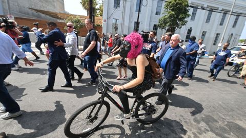 Larry Elder tuvo que ser escoltado para irse de un campamento de desamparados en Venice.