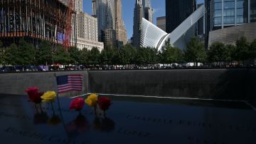 Una bandera nacional y flores en el Monumento Nacional del 9/11 en Nueva York.