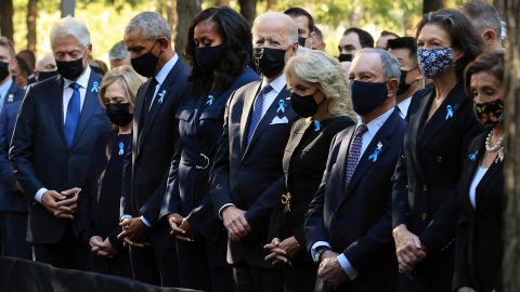 Bill y Hillary Clinton, Barack y Michelle Obama, Joe y Jill Biden, rindieron homenaje a las víctimas del 9/11.