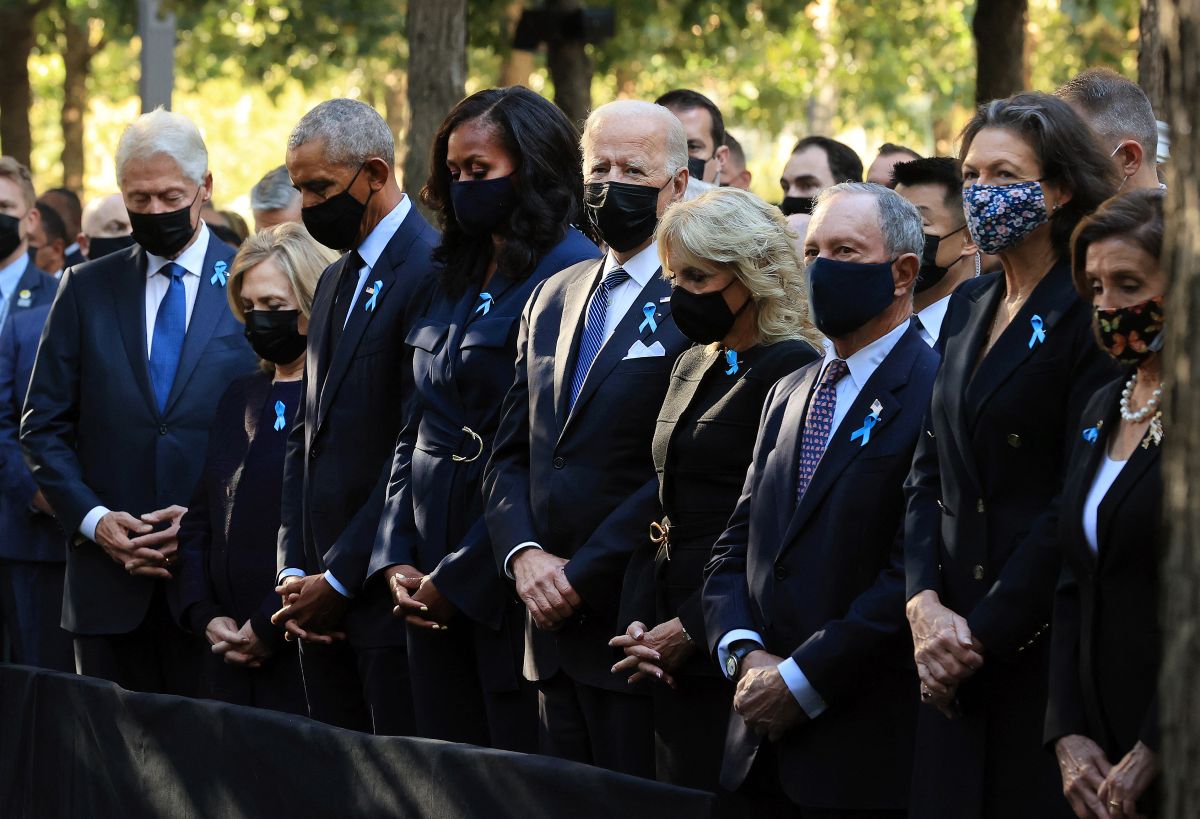Bill y Hillary Clinton, Barack y Michelle Obama, Joe y Jill Biden, rindieron homenaje a las víctimas del 9/11.