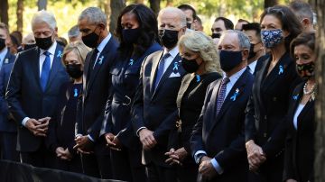 Bill y Hillary Clinton, Barack y Michelle Obama, Joe y Jill Biden, rindieron homenaje a las víctimas del 9/11.