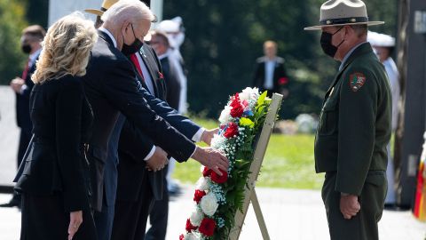 El presidente Joe Biden y la primera dama Jill Biden depositan una ofrenda floral en el Monumento Nacional del Vuelo 93.