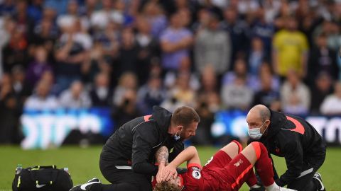 El jugador se fracturó la pierna izquierda tras ser embestido por unfutbolista del Leeds United.