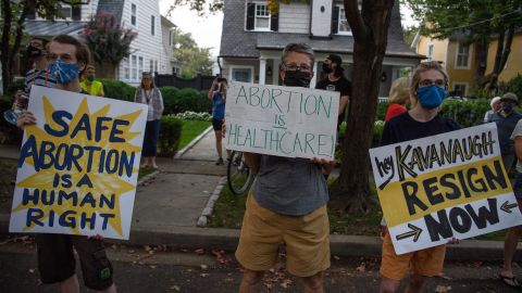 Dos personas demandaron a Alan Braid, el doctor que realizó un aborto en Texas y que lo hizo público desafiando la nueva ley.