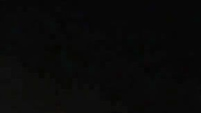 Un pariente de Ezmarai Ahmadi ante los restos del vehículo dañado en un ataque con aviones no tripulados de EE.UU.