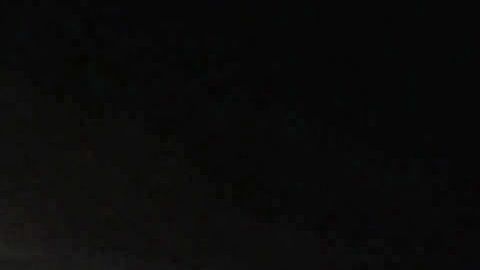 Un pariente de Ezmarai Ahmadi ante los restos del vehículo dañado en un ataque con aviones no tripulados de EE.UU.