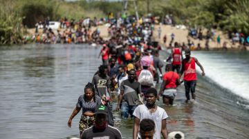 Los migrantes cruzan el río Grande el 18 de septiembre de 2021 para llegar a Del Rio, Texas.