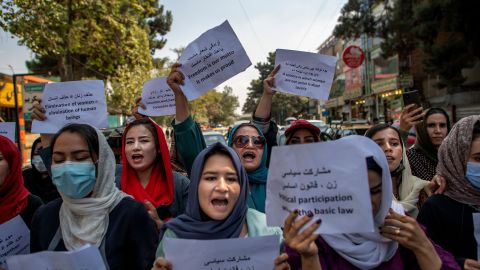 Este domingo los talibanes ordenaron a trabajadoras de la alcaldía de Kabul que regresen a sus casas a menos que sus puestos no puedan ser ocupados por hombres.