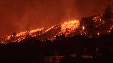 La erupción del volcán Cumbre Vieja, en Canarias, provocó la evacuación de 5,000 personas este domingo.