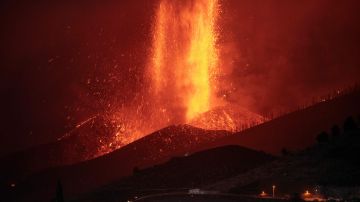 El volcán Cumbre Vieja en La Palma aumentó su actividad el viernes.