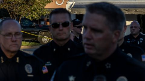 El jefe de policía de Collierville, Dale Lane (d), durante una conferencia de prensa en el sitio del tiroteo.