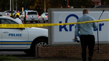 Autoridades en la tienda Kroger donde ocurrió un tiroteo el 23 de septiembre de 2021 en Collierville, Tennessee.