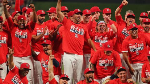 Los Cardinals de St. Louis celebran su clasificación a los playoffs de las Ligas Mayores.