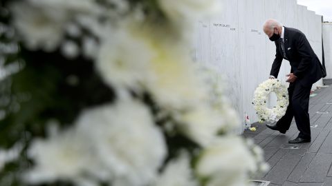 Joe Biden deposita una ofrenda floral en el Monumento Nacional del Vuelo 93 el 11 de septiembre de 2020.