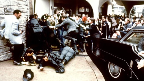 El hombre que intentó asesinar a Ronald Reagan pera impresionar a la actriz Jodie Foster en 1981 quedará en libertad en 2022.
