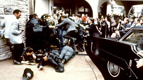 El hombre que intentó asesinar a Ronald Reagan pera impresionar a la actriz Jodie Foster en 1981 quedará en libertad en 2022.