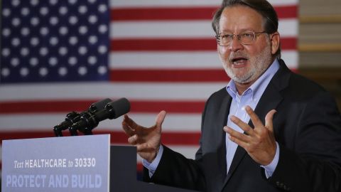 El senador Gary Peters anunció el programa para "Defender la Mayoría" en el Senado.