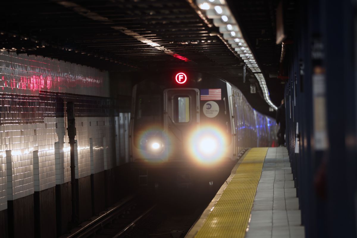 VIDEO: Police are looking for a man who kicked a woman on the stairs of the New York Subway VIDEO: Police are looking for a man who kicked a woman on the stairs of the New York Subway