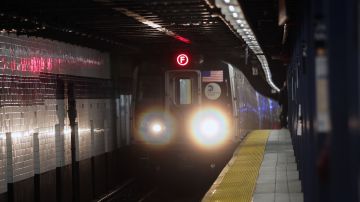 Este lunes un hombre pateó en el pecho a una mujer de 32 años en las escaleras mecánicas del Metro de Nueva York.