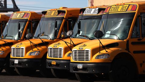 El hombre mató al conductor del autobús delante de los niños.