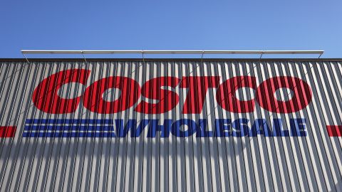 Costco no está vendiendo un galón de la vacuna de Pfizer contra la COVID-19-GettyImages-1304108088.jpeg