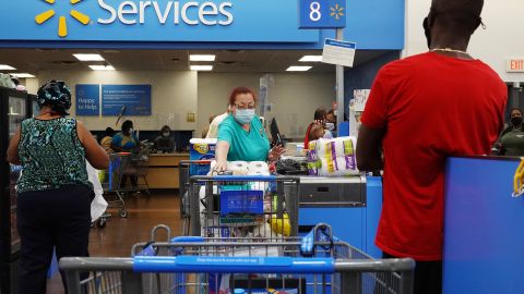 565,000 empleados de Walmart recibirán al menos un aumento de un dólar-GettyImages-1318711362.jpeg