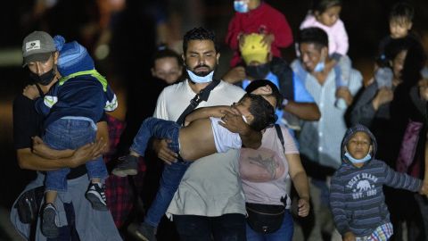 Inmigrantes caminan hacia un puesto de control de la Patrulla Fronteriza en Roma, Texas.