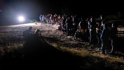 Inmigrantes esperan ser procesados por la Patrulla Fronteriza en Roma, Texas.