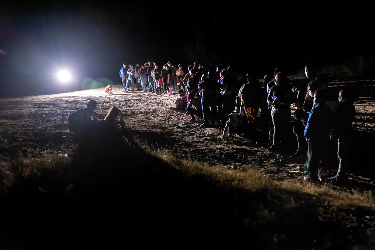 Inmigrantes esperan ser procesados por la Patrulla Fronteriza en Roma, Texas.