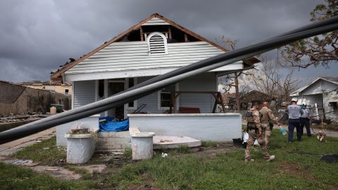 Un equipo de rescatistas de Texas recorre casas destruidas en Golden Meadow, Louisiana.