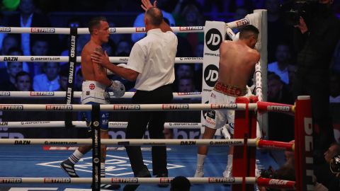 Mauricio Lara se duele tras el choque de cabezas con Josh Warrington en el round 2 de su pelea.